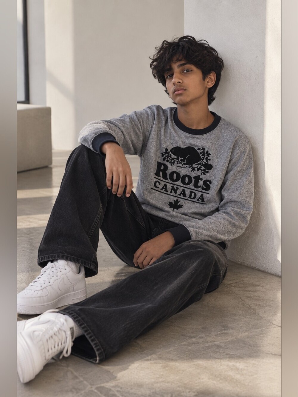 Roots Canada Kids XXL 13-14 Grey Cabin Beaver Logo Crewneck Sweatshirt